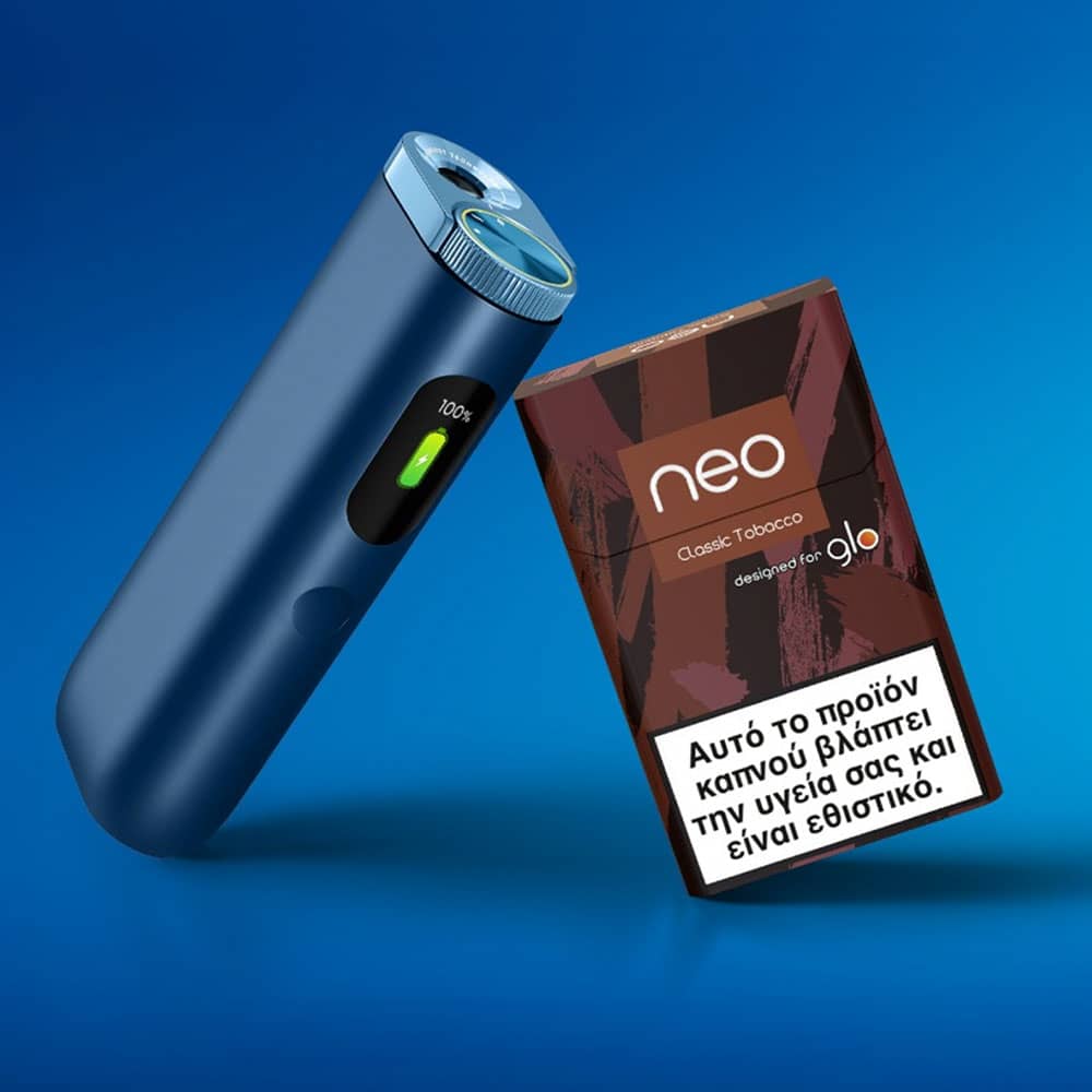 A blue electronic tobacco heating device stands next to a pack of neo Classic Tobacco sticks with Greek health warning text on the front, all set against a blue gradient background.